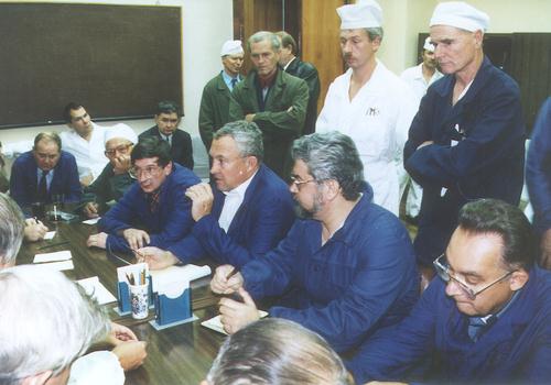 U.S./Russian
core conversion team members discuss design features at Russian plutonium
production reactor site.